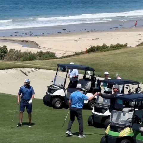 Jim Harbaugh thi đấu golf đỉnh cao, thư giãn giữa mùa off-season