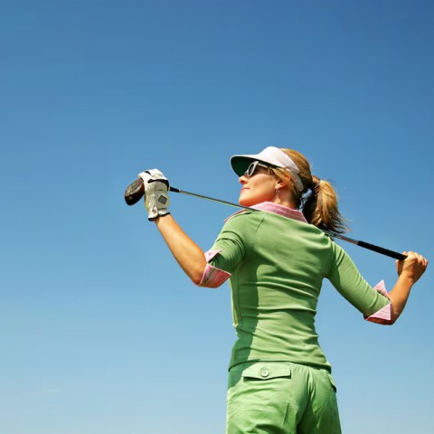 Duyên dáng như tiên giữa sân golf: Set đồ thành lịch, bóng dáng thiên thần
