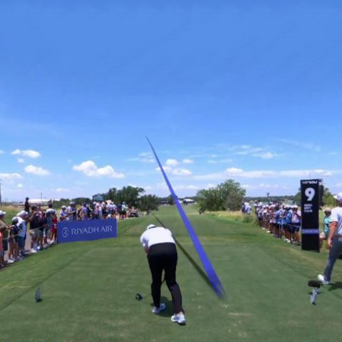 Brooks Koepka giận dữ đập tee marker về phía khán giả trước khi rút lui ở LIV Dallas