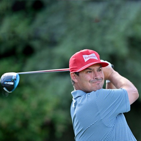 Johnson Wagner thử thực hiện cú đánh huyền thoại của Tiger Woods ở giải Canadian Open.