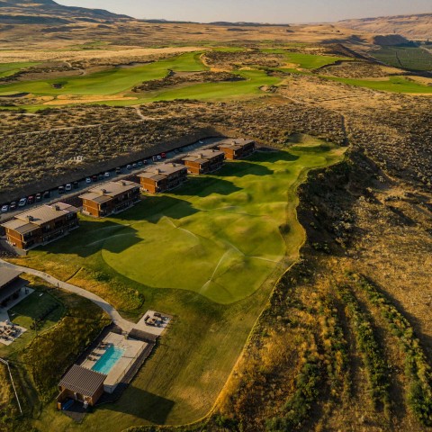 Từ hộp thiếc đến bàn ăn. Hành trình bất ngờ của món signature tại resort golf đình đám