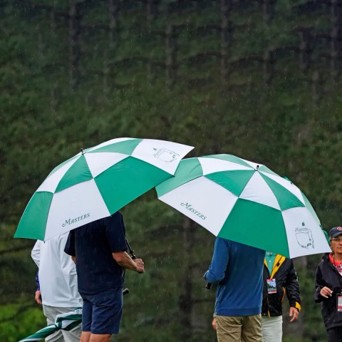 Top đồ golf chống mưa: 'Cứu tinh' giúp bạn vững tay gậy dưới trời mưa