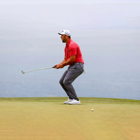 Jon Rahm vô tình đánh trúng tình nguyện viên vì hành động thiếu kiềm chế