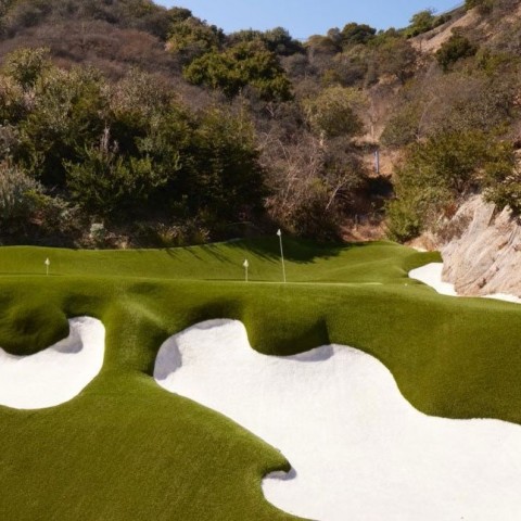 Sân golf mini dưới hẻm núi của ngôi sao điện ảnh Mark Wahlberg