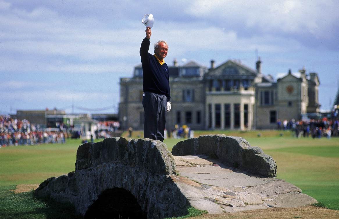 Arnold Palmer nói lời tạm biệt người hâm mộ và giải The Open từ cây cầu Swilcan Bridge năm 1995. Ảnh: Stephen Munday/Getty Images