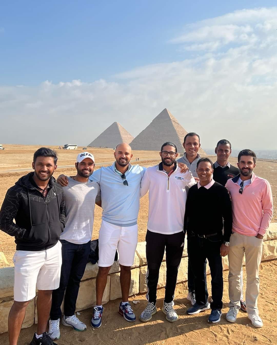 Các golfer trên Asian Tour chụp ảnh trước các kim tự tháp cổ đại