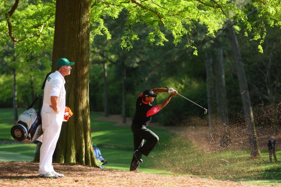 Tiger Woods với pha cứu bóng như múa kiếm ở Masters 2008. Ảnh: Donald Miralle