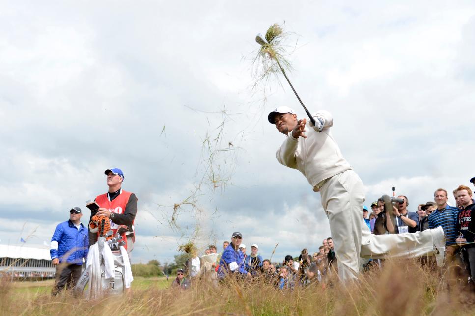 Tiger Woods cứu bóng ở hố 15 vòng 1 giải The Open 2012, Ảnh: Dom Furore.